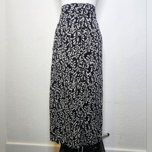 J. Jill Black and White Midi Skirt, A Line Sz XS Floral w Elastic Waist and Slit - Picture 7 of 13